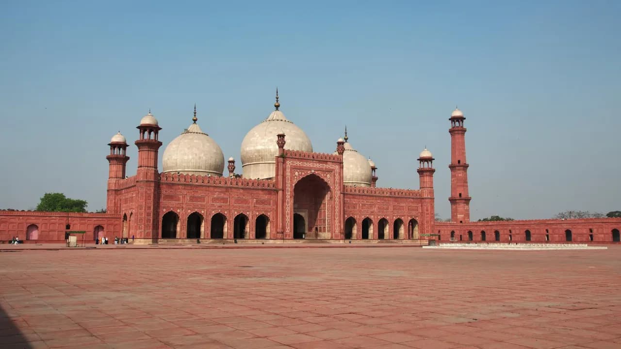 Atmospheric image for sworn Urdu translations